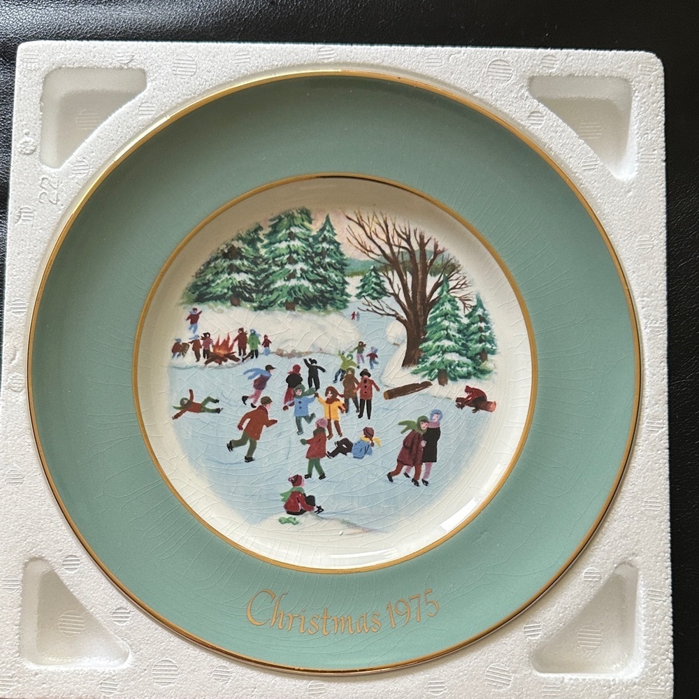 Vintage Christmas 1975 Decorative Plate